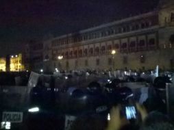 Los uniformados avanzan el límite de la plancha para tomar el control y repeler agresiones. TWITTER / @jesusji2012