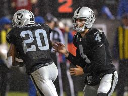 Derek Carr lideró la victoria de Oakland. AFP / T. Henderson