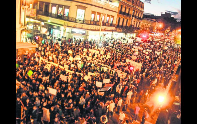 Miles de personas salieron a las calles en todo el País para exigir resultados en la búsqueda de los 43 normalistas desaparecidos. EL INFORMADOR / A. Hinojosa