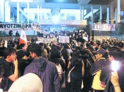 Contingente. Los inconformes, afuera del Palacio Federal, en el Centro de Guadalajara. EL INFORMADOR / A. Hinojosa