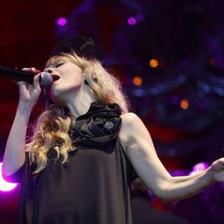 La embajadora de la Cruz Roja Filippa Giordano canta para recaudar fondos