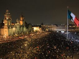 Vista general del zócalo de la Ciudad de México, donde miles se congregaron en solidaridad con los 43 estudiantes desaparecidos. EFE / M. Guzmán