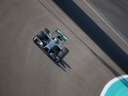 Lewis Hamilton y Nico Rosberg, ambos de Mercedes, definirán el título 2014 en la carrera de este domingo. AFP / M. Naamani