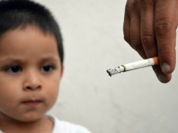 Los consumidores de cigarrillos colocan en un alto grado de vulnerabilidad a sufrir males respiratorios a los fumadores pasivos. NTX / ARCHIVO