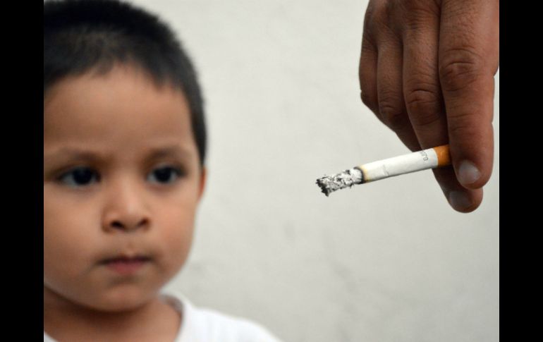 Los consumidores de cigarrillos colocan en un alto grado de vulnerabilidad a sufrir males respiratorios a los fumadores pasivos. NTX / ARCHIVO
