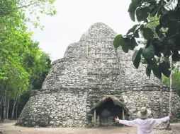 Nuestra guía, con los brazos abiertos, trata de describir para nosotros la impresionante grandeza del edificio oval de Nohoch Mul. EL INFORMADOR / P. Fernández