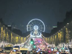 Los Campos Elíseos lucen esplendorosos, con la decoración navideña parisina. ESPECIAL / festivalmorelia.com.mx