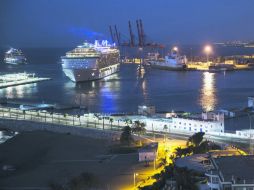 Málaga es un puerto andaliz a cien kilómetros del estrecho de Gibraltar, en el extremo Oeste del Mar Mediterráneo. EFE / J. Zapata