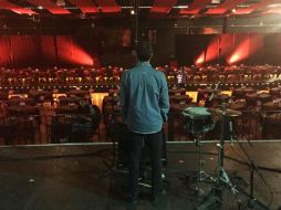 Mike Milosh durante la prueba de sonido en el Teatro Estudio Cavaret. FACEBOOK / RhyeMusic