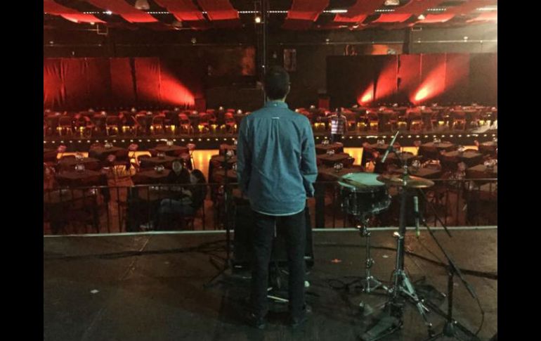 Mike Milosh durante la prueba de sonido en el Teatro Estudio Cavaret. FACEBOOK / RhyeMusic