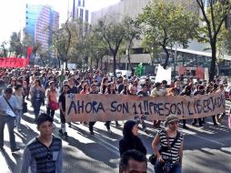 Familiares y amigos de los 11 detenidos marchan hacia las instalaciones de la SEIDO para exigir su liberación. SUN / A. Olvera