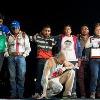 Padres de normalistas toman el micrófono en show de Calle 13