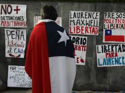 Familiares y amigos del chileno Lawrence Maxwell, se reúnen frente a la embajada de México. AP / M. Ugarte