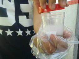 Sólo abrir el frasco bastó para que las autoridades reconocieran que el chofer vació en él un poco del detergente. ESPECIAL / Dirección de Transporte Público