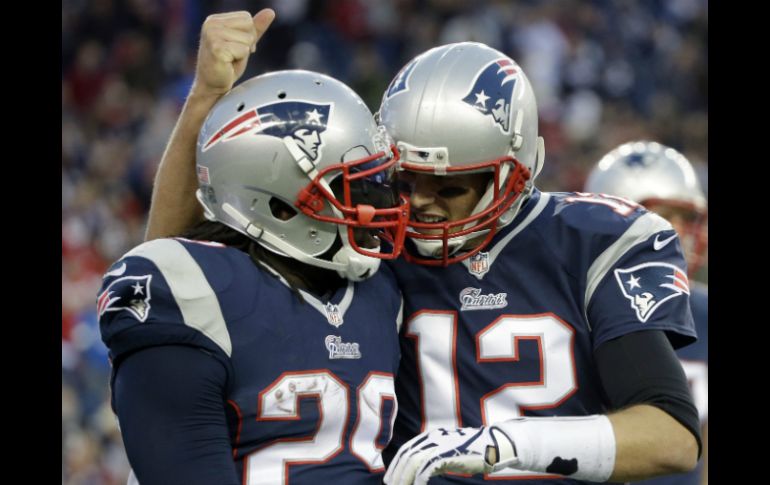 El mariscal Brady (d) felicita a su compañero LeGarrette luego de sumar 78 yardas y dos touchdowns. AP / S. Senne