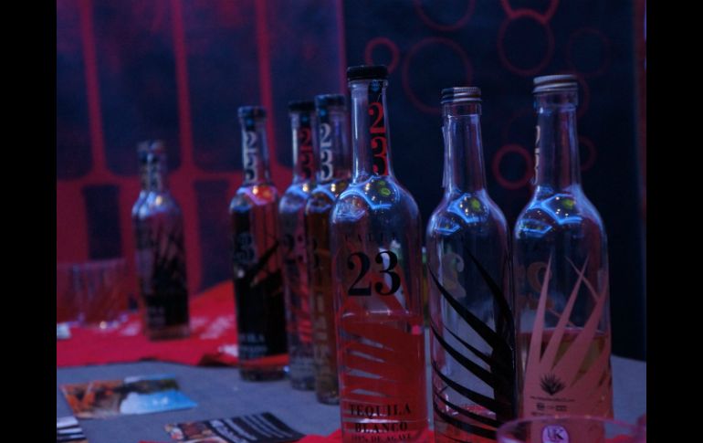 Representantes de grandes marcas y pequeños productores explicaron a los asistentes las cualidades del tequila y el mezcal. NTX / M. Gutiérrez