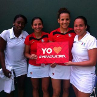 Lupita Hernández festeja oro en JCC