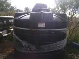 Elementos encontraron una cisterna de plástico con capacidad de cinco mil litros llena de gasolina. ESPECIAL / Fiscalía General del Estado