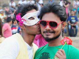 Las parejas llegaron vestidas de novios, novias, o cualquier otra ropa para la ceremonia especial. EFE / J. NV
