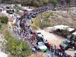 Al rededor de mil 200 personas marchan de la carretera federal Chilpancingo-Tlapa diciendo consignas contra el gobierno. NTX / ARCHIVO