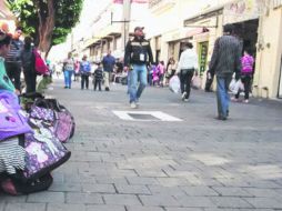 Pese a que existe una ley que prohíbe el comercio informal en la vía pública dentro del Centro Histórico tapatío, esta no se respeta. EL INFORMADOR / ARCHIVO