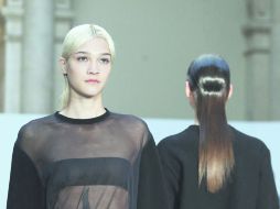 La transparencia en la moda tiene el objetivo de dejar el descubierto la belleza corporal pero sin revelar completamente la piel. EFE /  Y. Valat