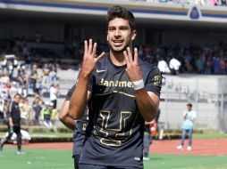 El delantero de Pumas, Eduardo Herrera manda un mensaje en solidaridad con los normalistas durante festejo. NTX / P. Sánchez