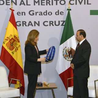 Alfonso Navarrete Prida es condecorado en España