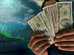 El tipo de cambio para solventar obligaciones en moneda extranjera pagaderas en el país es de 13.6374 pesos. AFP / ARCHIVO