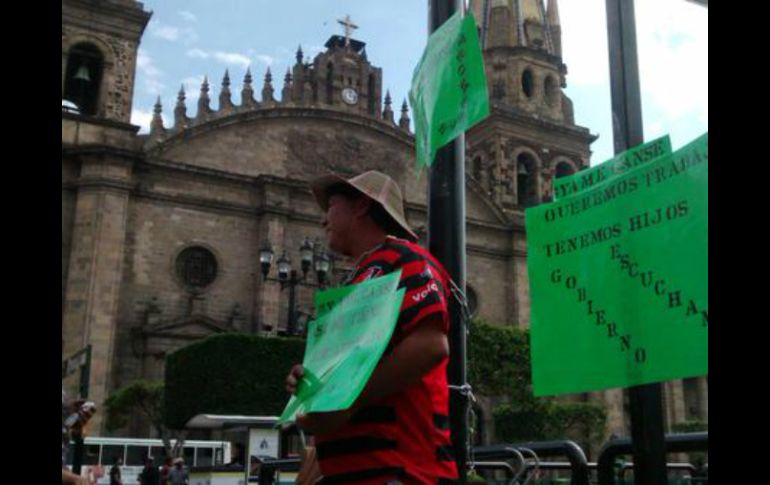 El comerciante lleva cuatro días de permanecen atado con cadenas a un poste de la Plaza Guadalajara. EL INFORMADOR / T. Villaseñor