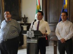 Salvador Rizo (d), acompañado del gobernador Aristóteles (c) y el secretario de Educación (i). TWITTER / @AristotelesSD