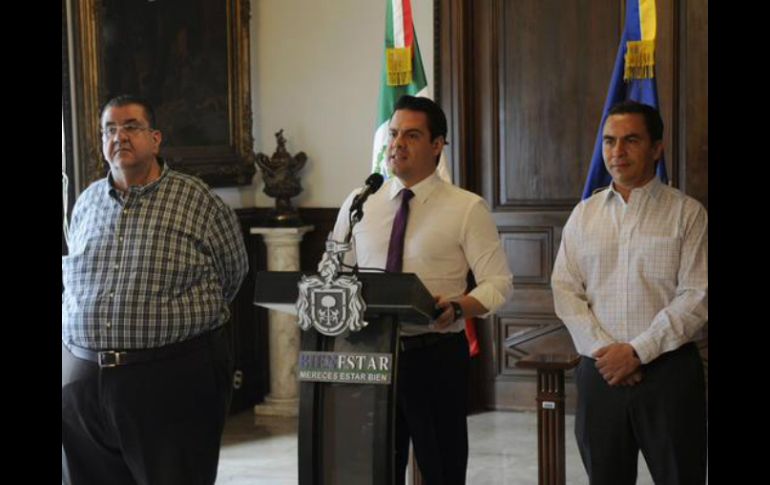 Salvador Rizo (d), acompañado del gobernador Aristóteles (c) y el secretario de Educación (i). TWITTER / @AristotelesSD