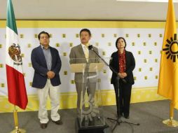 Carlos Navarrete (c) presentó el decálogo en compañía del secretario general Héctor Bautista (i) y la vocera Amalia García (d). TWITTER / @Navarretecarlos