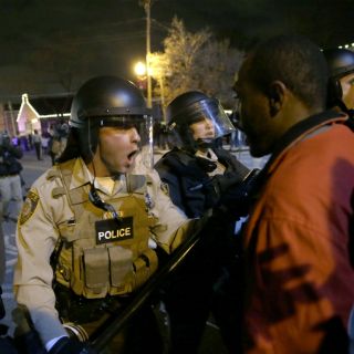 Policía dispersa con gases a manifestantes en Ferguson
