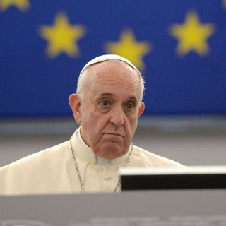 El Papa Francisco llega a Estrasburgo para dirigirse a una Europa en crisis