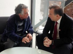 José Antonio Meade Kuribreña (d), en reunión con el padre del estudiante chileno Lawrence Maxwell Ilabaca (i). EFE /