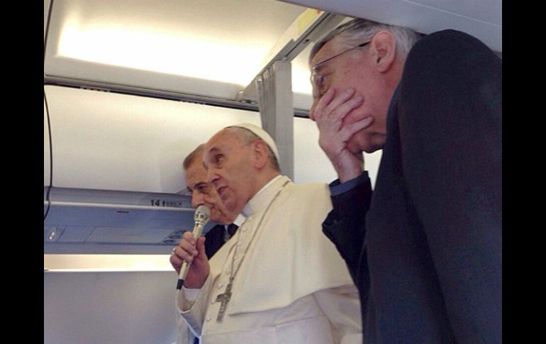 El Papa Francisco conversa con los periodistas en el avión en el que ha regresado a Roma tras su visita al Parlamento Europeo. EFE / J. Alonso
