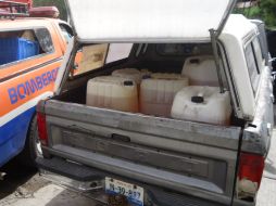Además de la gasolina de presunta procedencia ilegal, se les encontraron varias cajas que contenían productos hechos con pólvora. ESPECIAL / Policía de Tlaquepaque