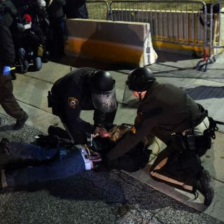 Prenden fuego a vehículo de policía de Ferguson