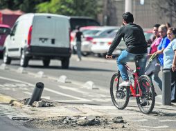 Los ciclistas que recorren la ciclovía de Santa Margarita tienen que esquivar objetos peligrosos. EL INFORMADOR / J. Mendoza