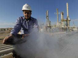 Registra su menor nivel desde agosto de 2010, al ubicarse en 69.94 por barril. AP / H. Malla