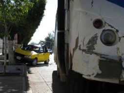 La unidad S-1643 de la ruta 644-B y un taxi protagonizan un choque por avenida Revolución. EL INFORMADOR / S. Blanco