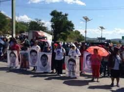 Estudiantes, maestros de la CETEG y campesinos toman cuatro carriles de la Autopista del Sol, a la altura del parador del Marquez. TWITTER / @TaliaVazquezA