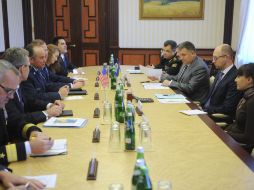 La OTAN se reúne con algos funcionarios de Kiev para discutir su asistencia. AFP / A. Kravchenko