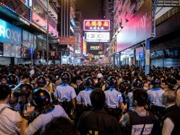 La policía retiró barricadas y tiendas de campaña que bloqueaban las principales calles del distrito de Mong Kok. AFP / A. Ogle