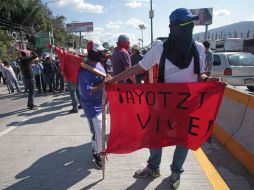 Padres, estudiantes, docentes y civiles participaron en la toma de la Autopista del Sol. SUN / J. Ríos