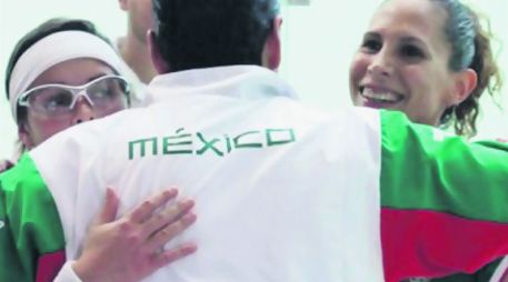 Samantha Terán y Karla Urrutia son felicitadas por su entrenador. ESPECIAL  /