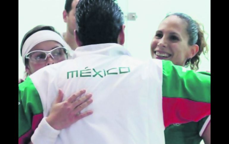 Samantha Terán y Karla Urrutia son felicitadas por su entrenador. ESPECIAL  /