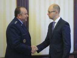 Arseni Yatseniuk (d) asegura que su tarea es 'conservar el Estado y recuperar la independencia'. EFE / A. Kravchenko