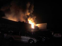 Los bomberos ya están en el lugar tratando de calmar las llamas. EL INFORMADOR /